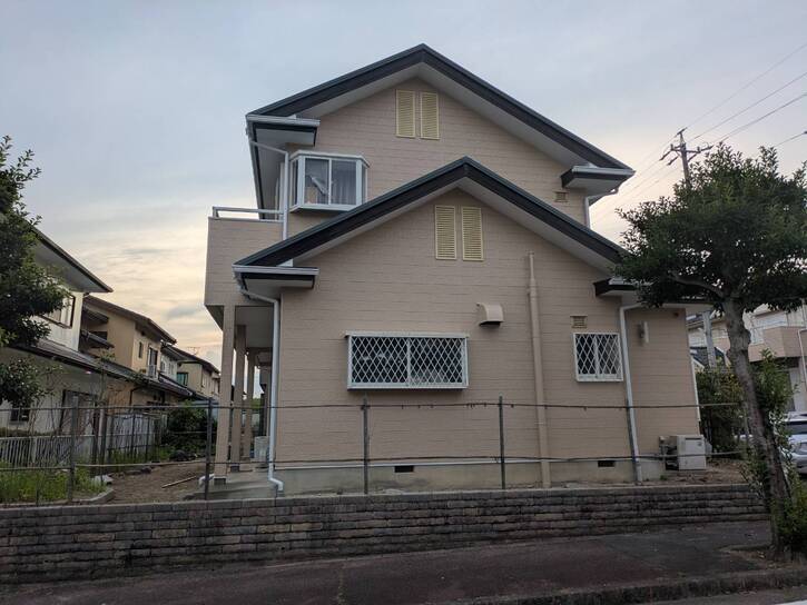 画像:屋根上貼り・外壁塗装工事(営業担当:伊藤)