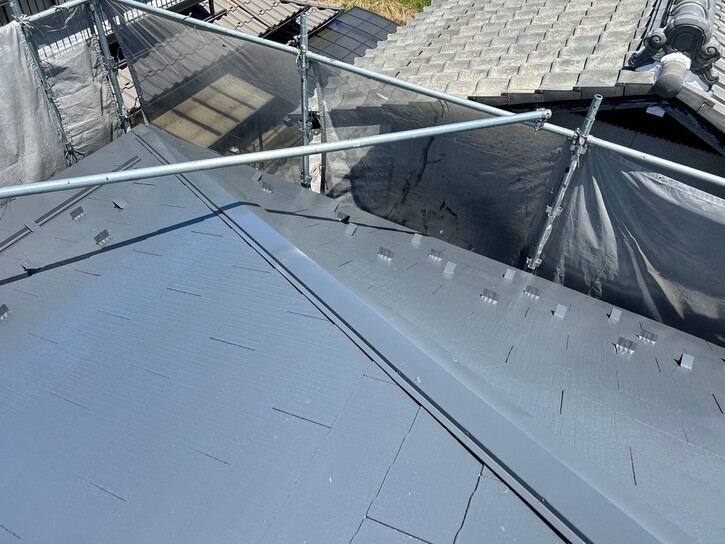 画像：屋根のスレート瓦のカバー工法（営業担当：稲島）